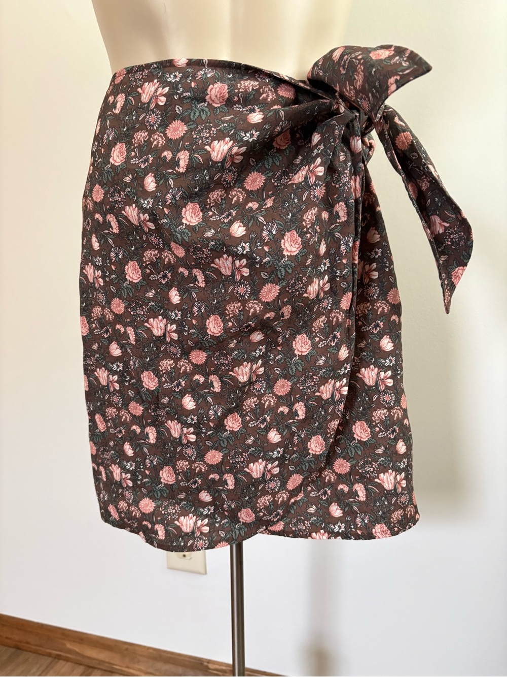 & Other Stories Printed Mini Wrap Skirt Brown/Pink Floral Modal Size 2